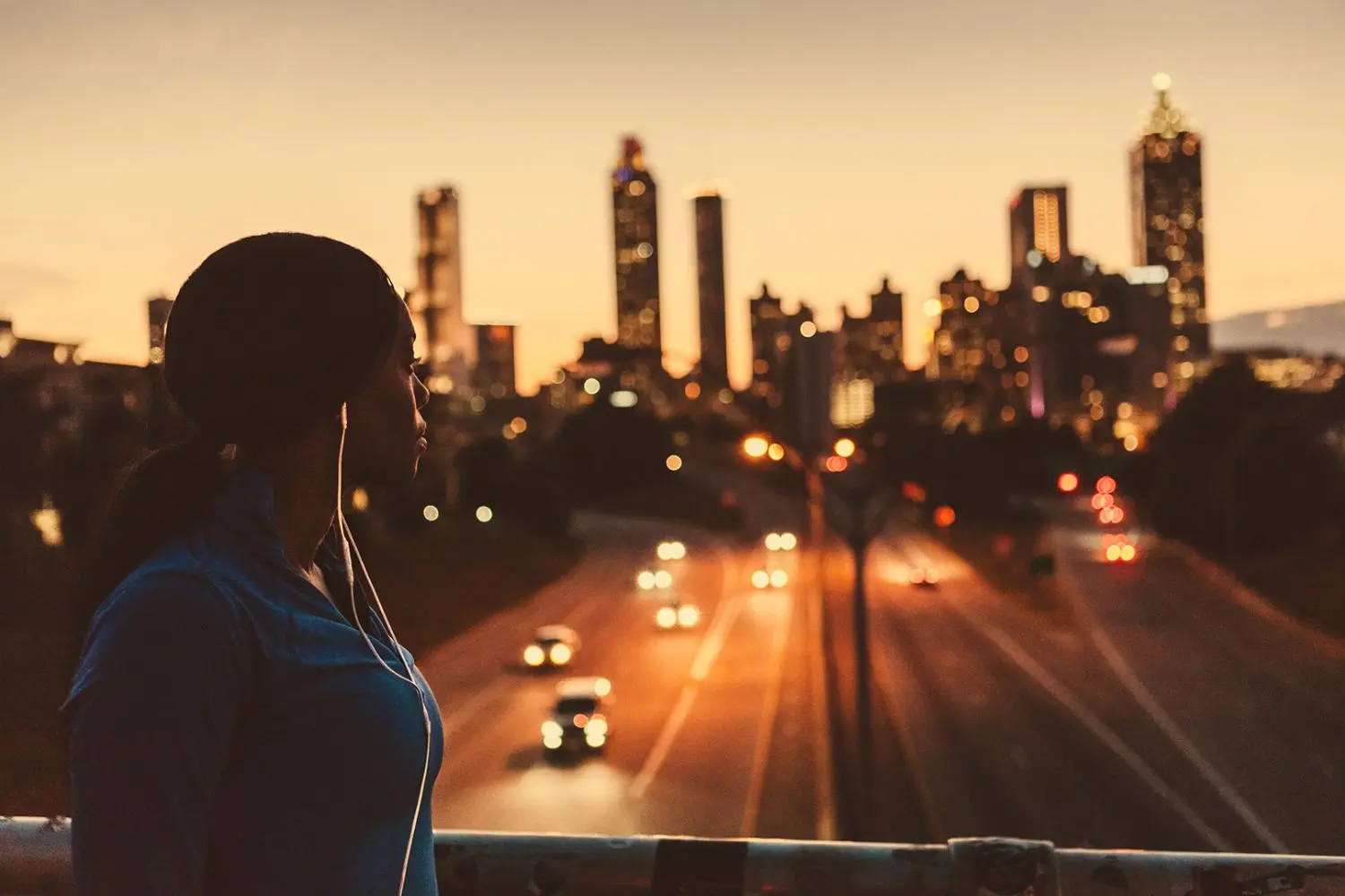 Women looking over the highway in the USA during sunset<br/>Resilience index, sigma 6, 2020