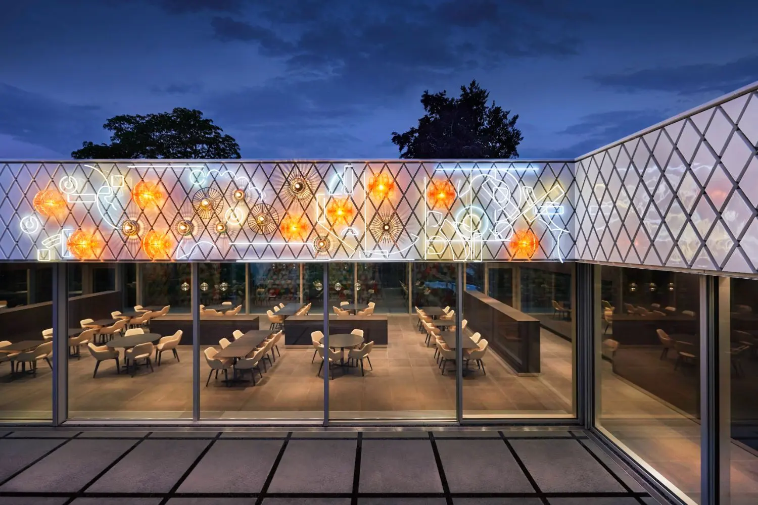 The multifaceted composition of the outside environment also relates to the formation of this artwork.