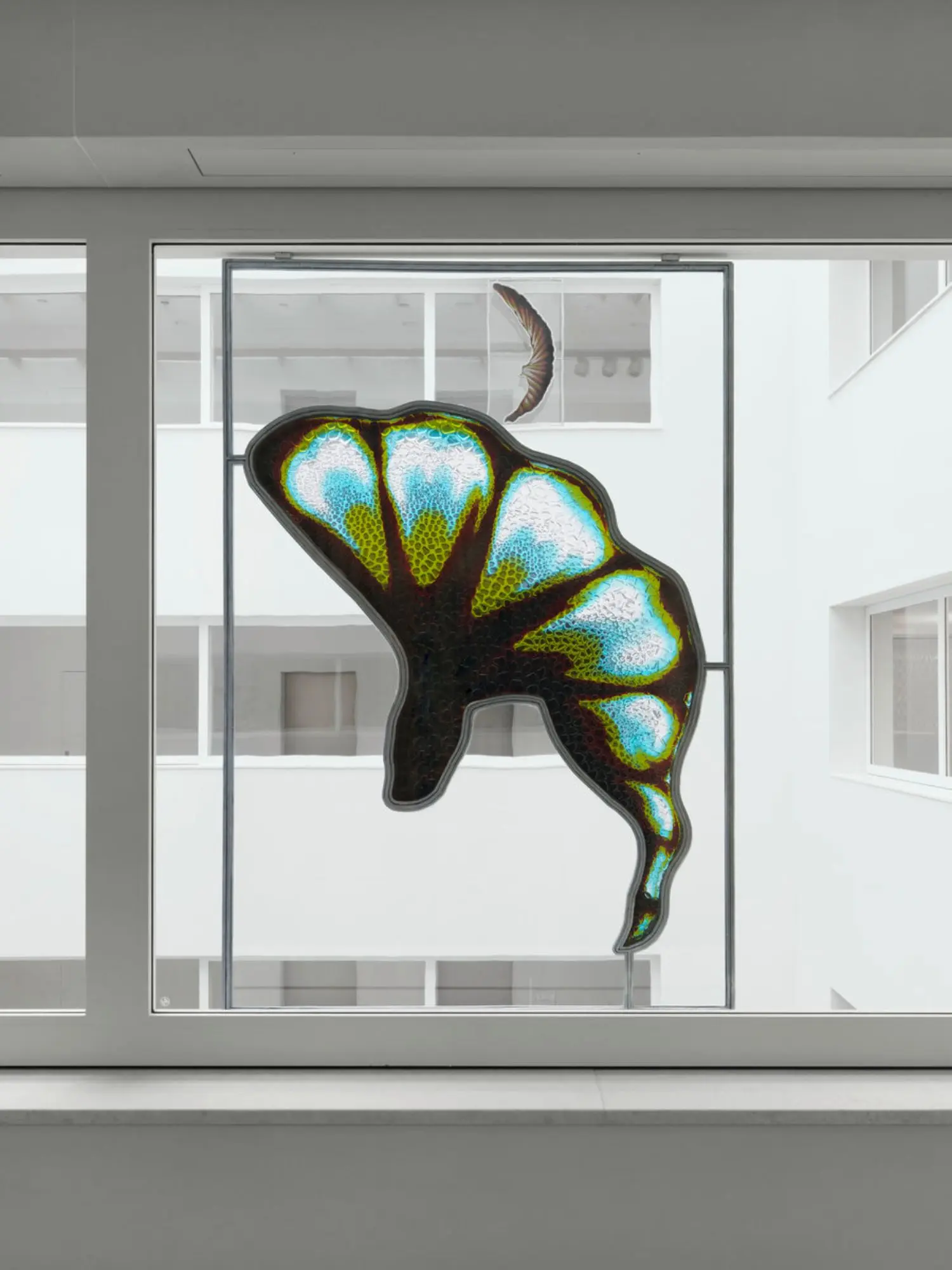 The technique in question is a distancing gesture: this so-called "one-stroke technique" involves assembling different paints on a broad brush, allowing her to apply several colours in a single stroke.