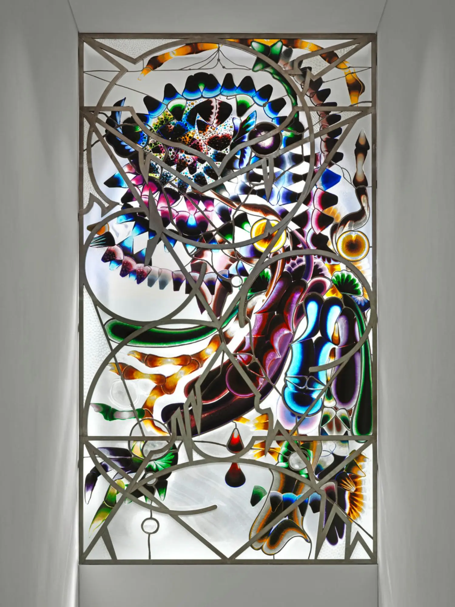 Brätsch uses the one-stroke style, loading her brush with multiple colours.