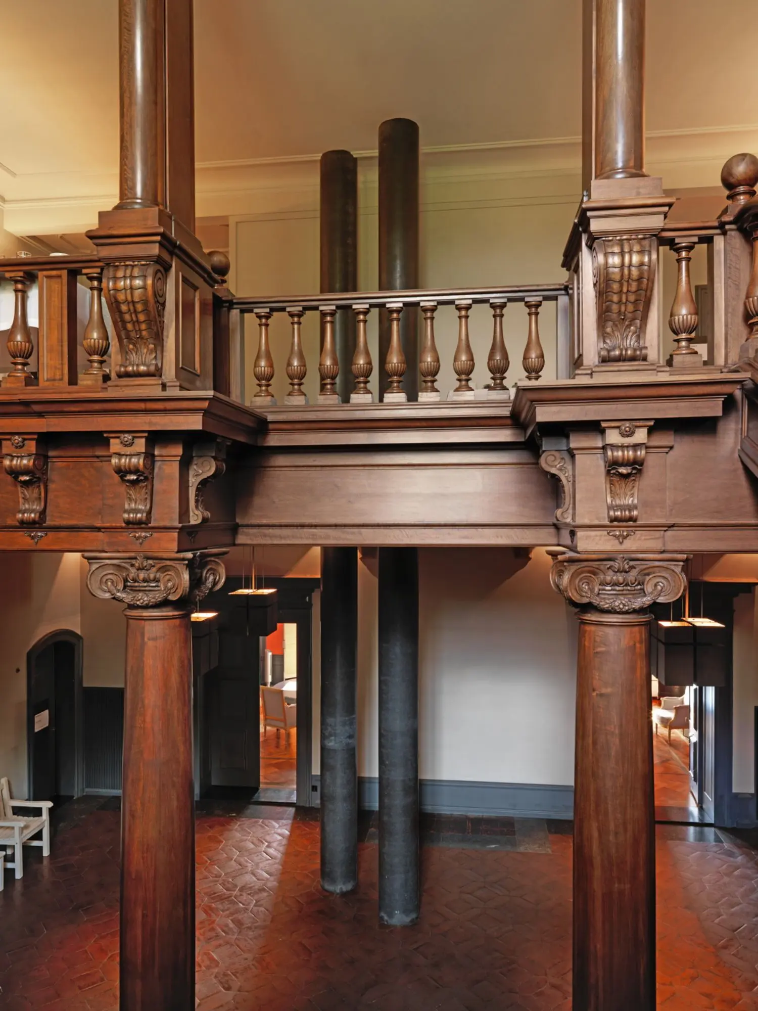 Förg placed two round columns in the central entrance area.