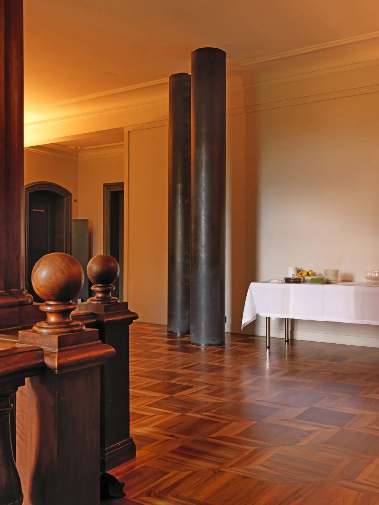 Each room has its own distinct character, he also placed two round columns in the central entrance area.