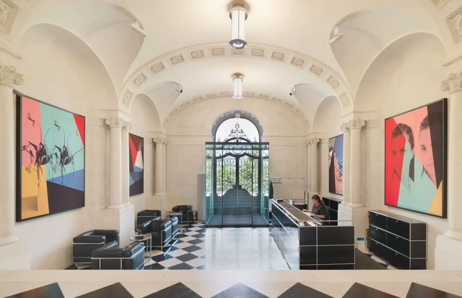 In this series of photographic works made for the foyer of Swiss Re's Headquarters, Shirana Shahbazi has combined figurative images of recognisable items such as flowers.