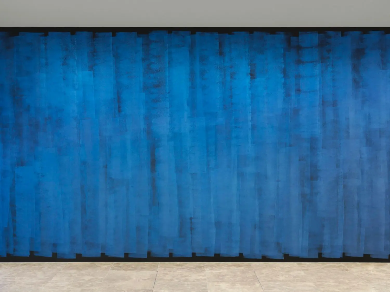 The visibly striped walls are painted with "interference colours".