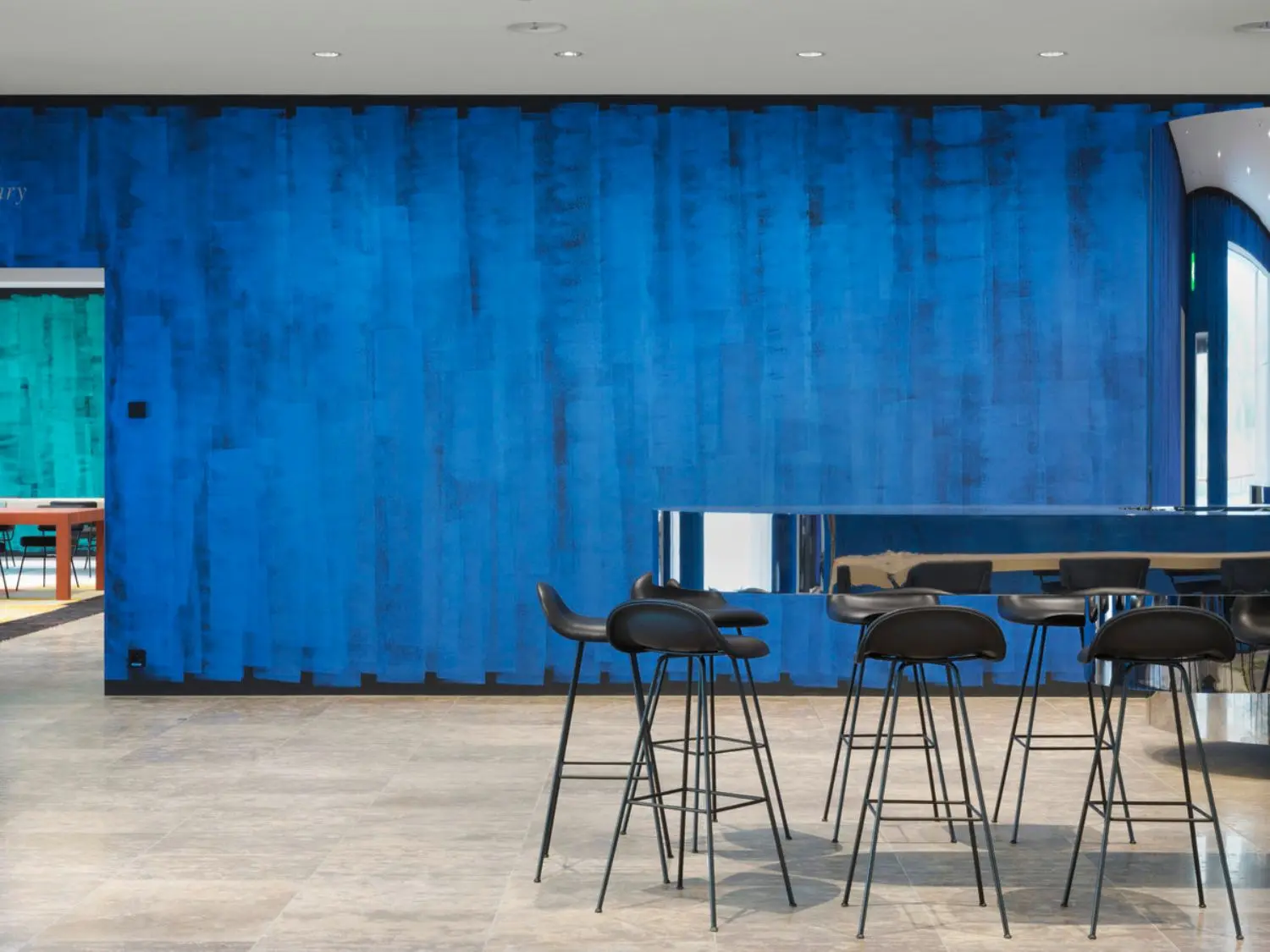 The visibly striped walls are painted with "interference colours".