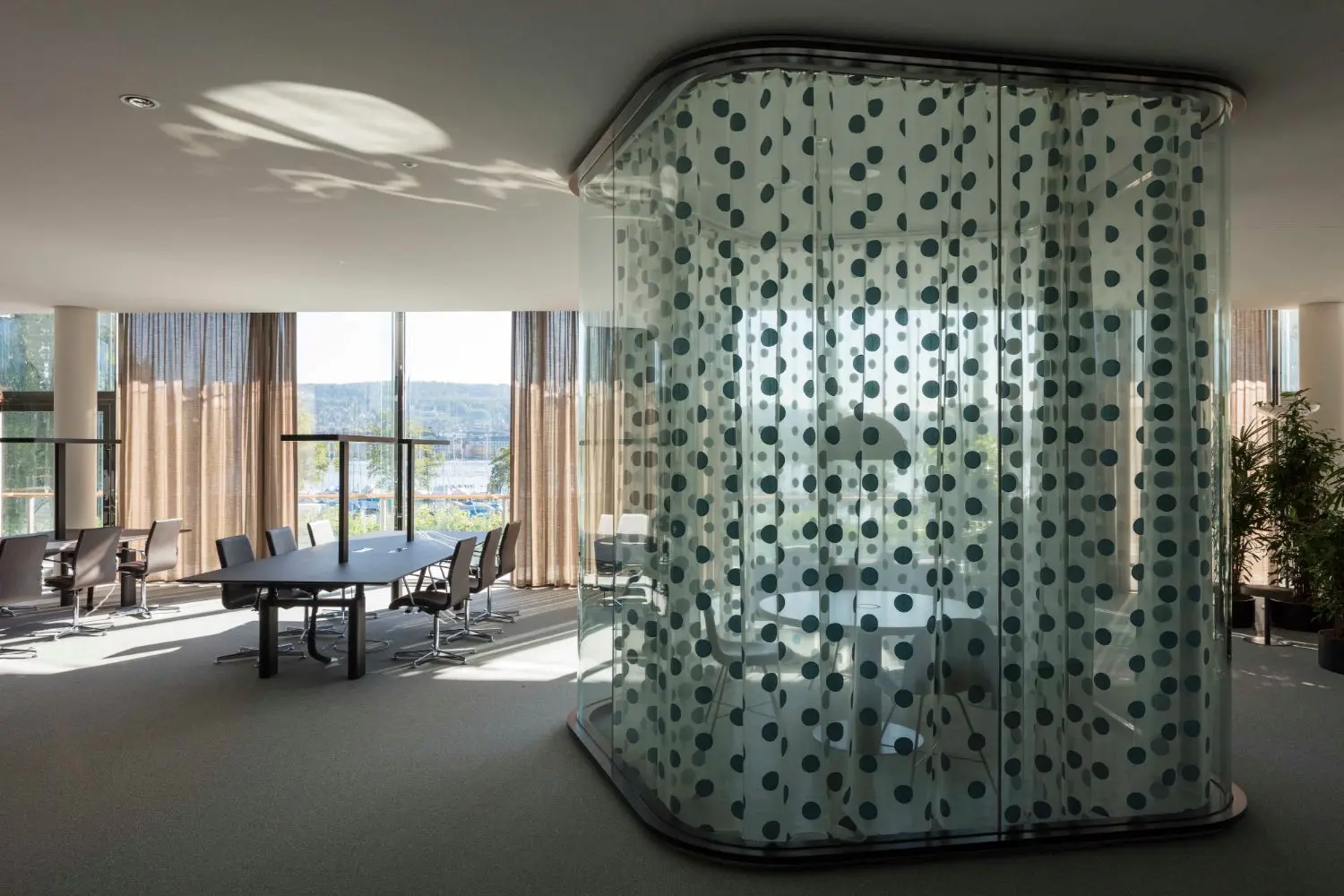 Photo: © Leonardo Finotti, 2017; Think tank curtains: © Mai-Thu Perret and Marc Camille Chaimowicz, 2014