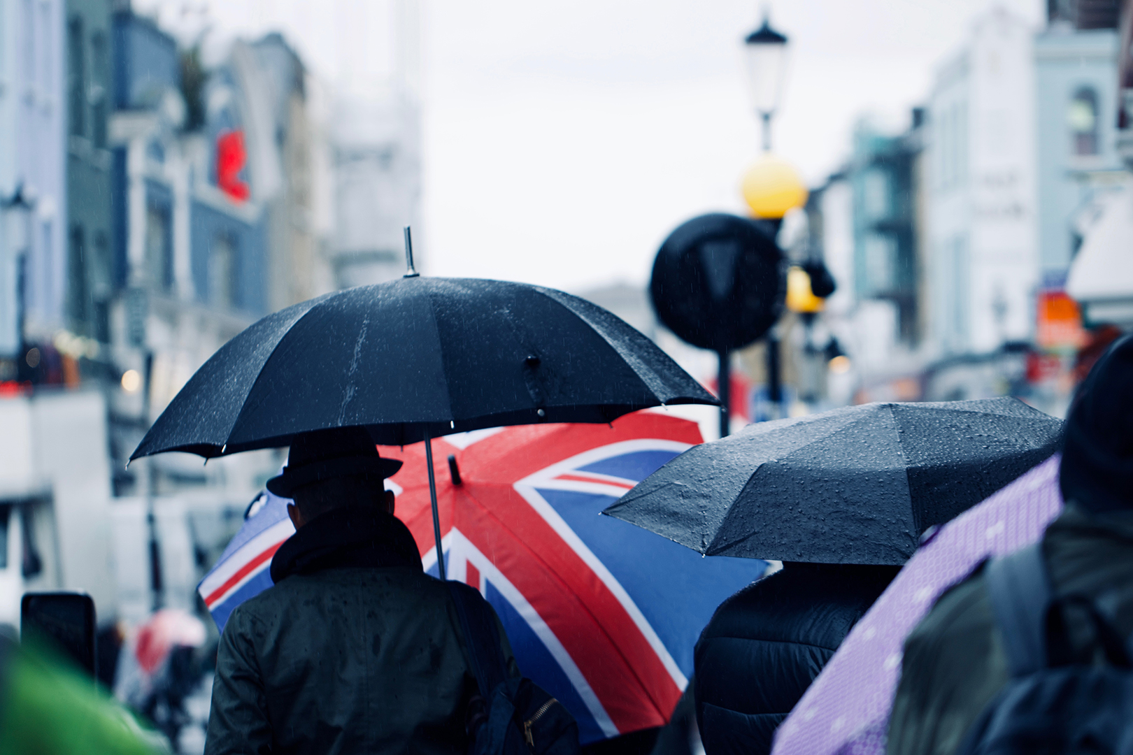 People walking in the rain with umbrellas in the UK<br/>Resilience index, sigma 6, 2020