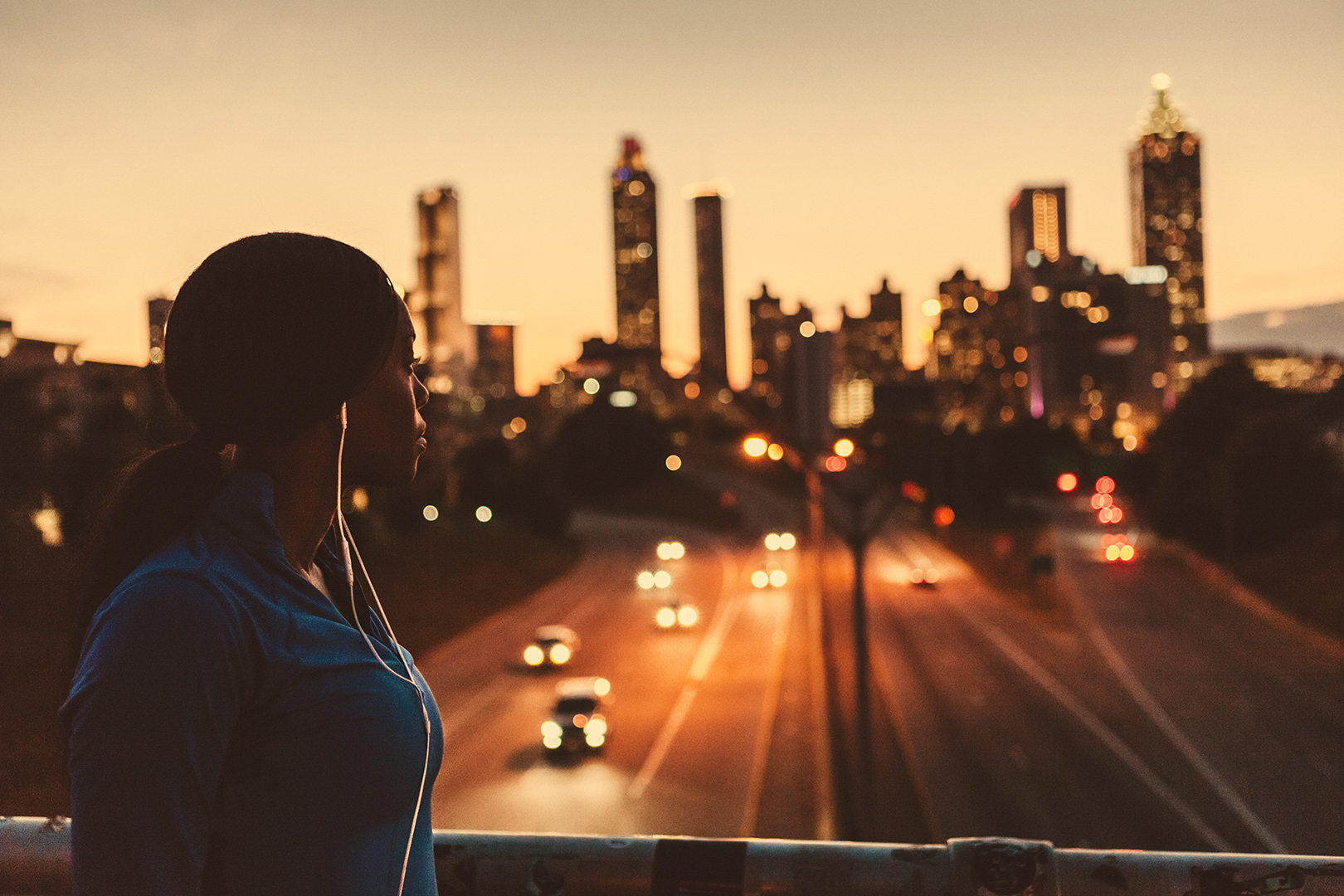 Women looking over the highway in the USA during sunset<br/>Resilience index, sigma 6, 2020